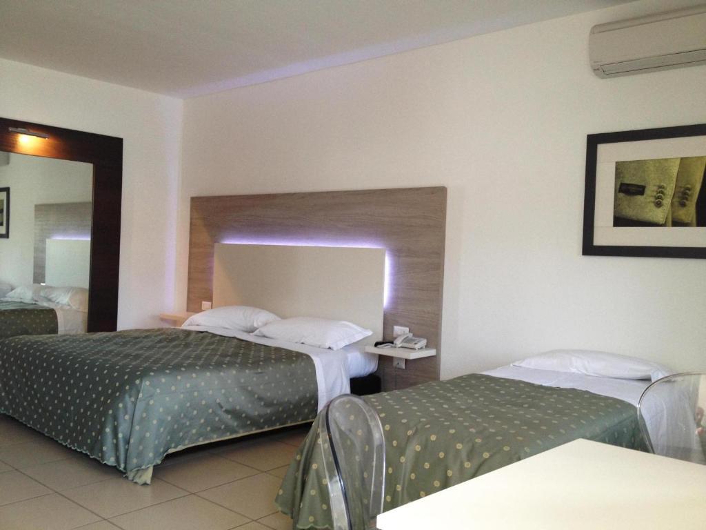 Hotel Ambrosio La Corte Ольбія Номер фото