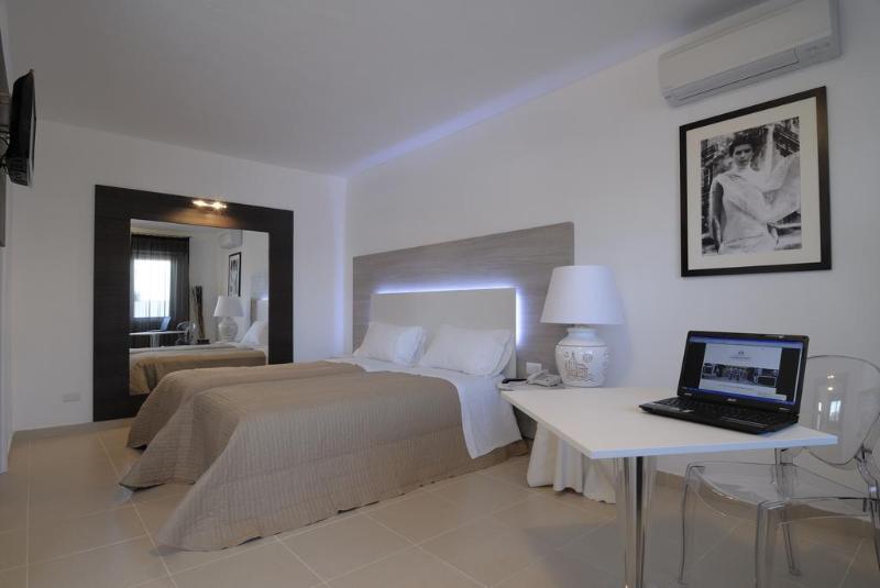 Hotel Ambrosio La Corte Ольбія Екстер'єр фото